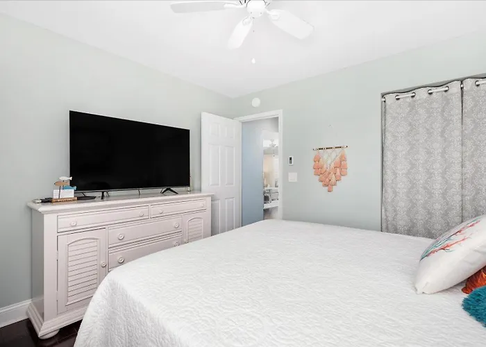 Beautiful Second Floor 2 Bedroom With Great Canal Views *