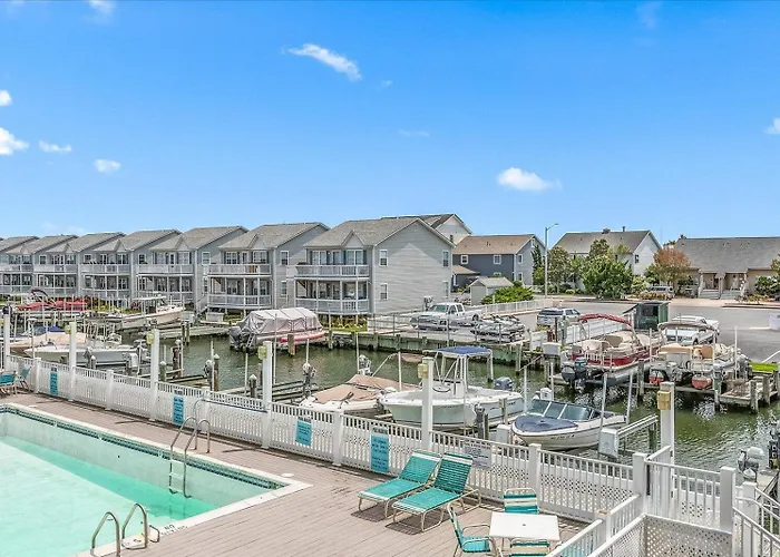 Beautiful Second Floor 2 Bedroom With Great Canal Views *