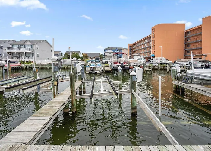 Beautiful Second Floor 2 Bedroom With Great Canal Views *